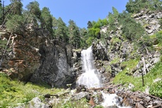 горный водопад